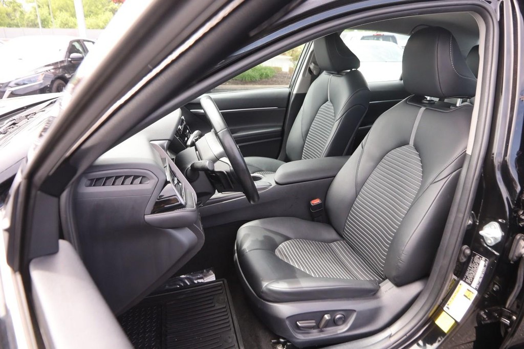 Toyota Camry Vehicle Full-screen Gallery Image 8