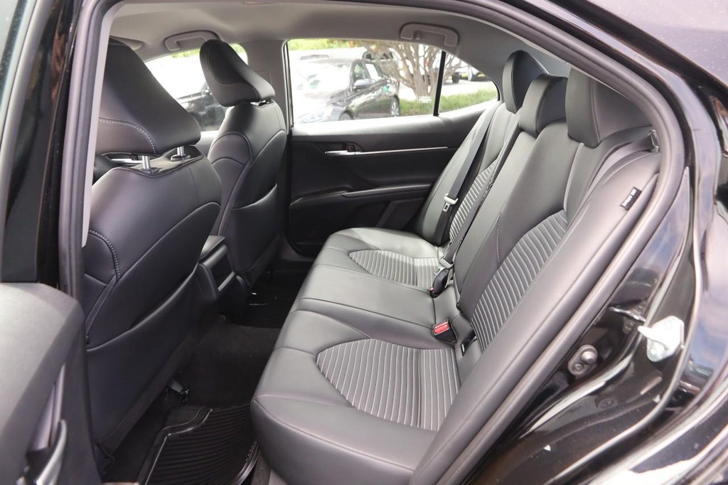 Toyota Camry Vehicle Full-screen Gallery Image 9