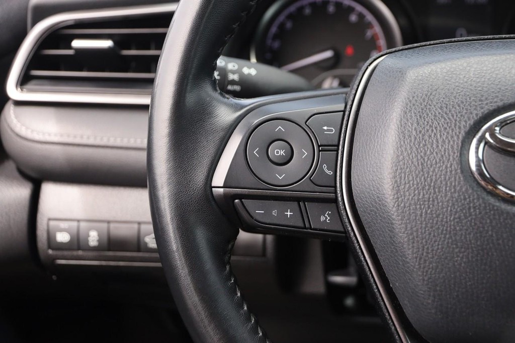 Toyota Camry Vehicle Full-screen Gallery Image 11