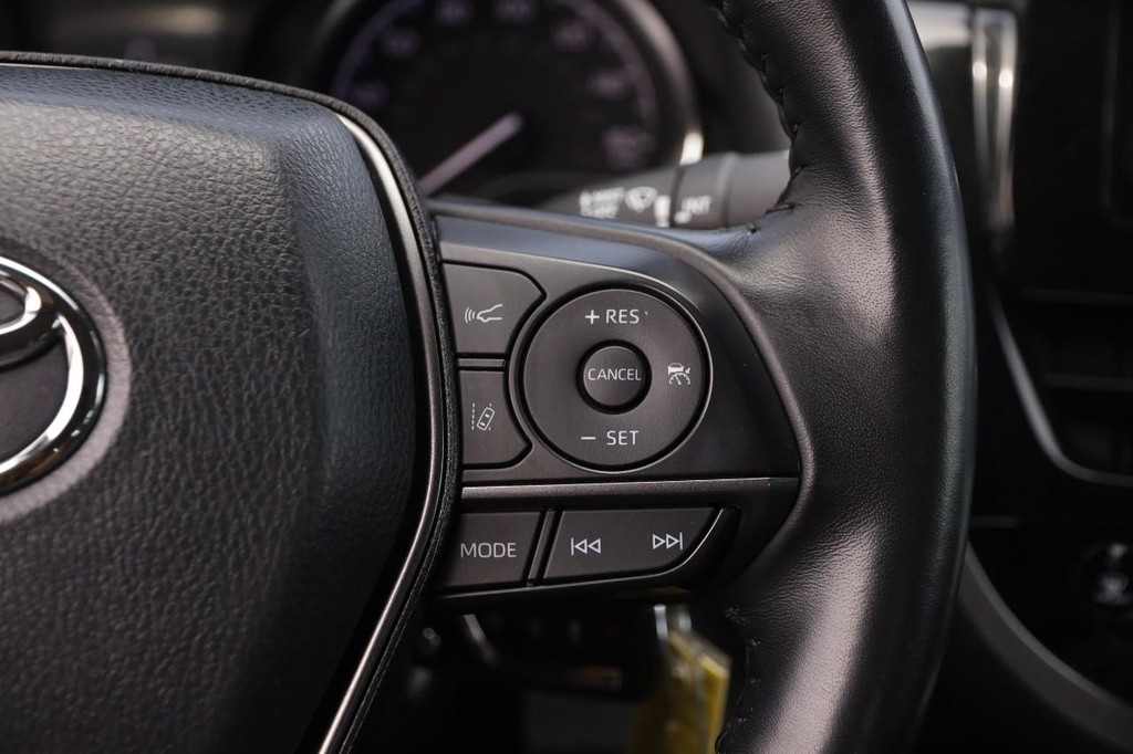 Toyota Camry Vehicle Full-screen Gallery Image 12