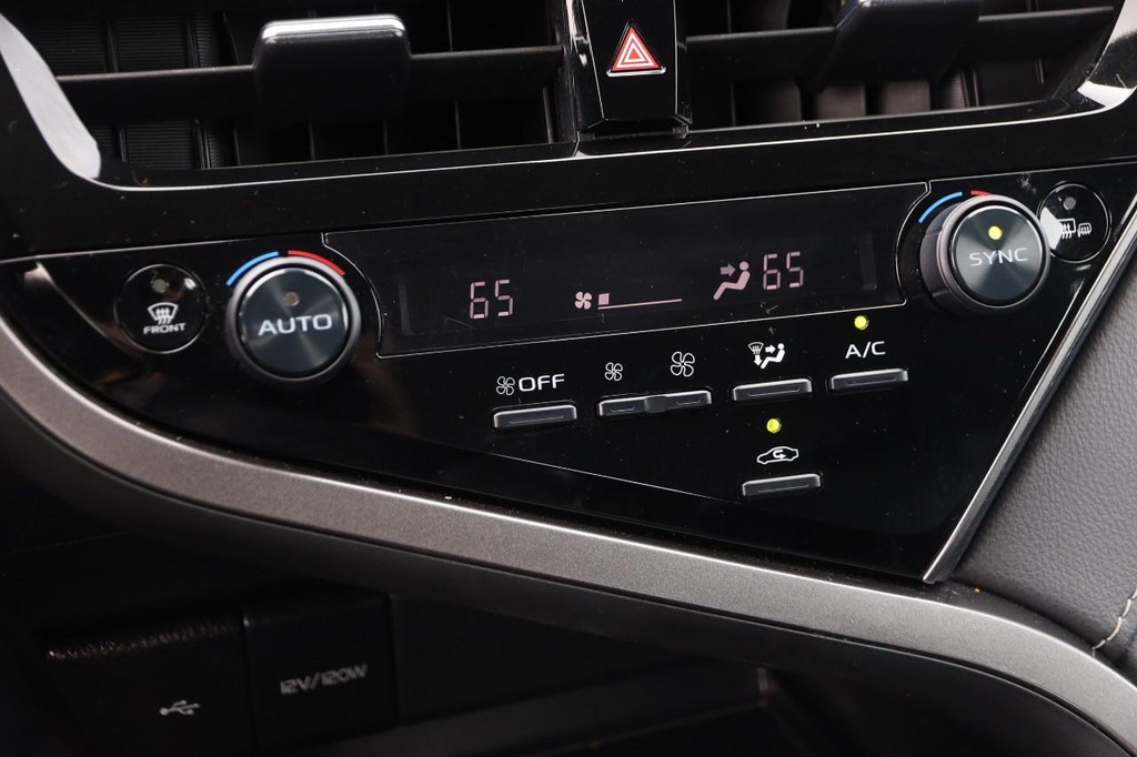 Toyota Camry Vehicle Full-screen Gallery Image 17