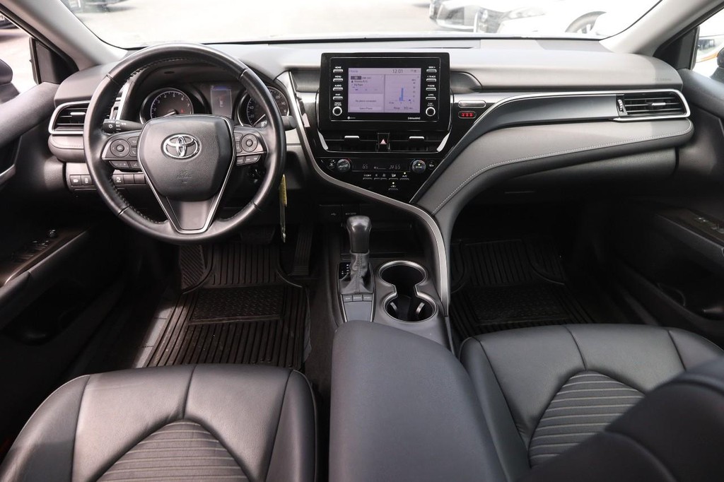 Toyota Camry Vehicle Full-screen Gallery Image 20