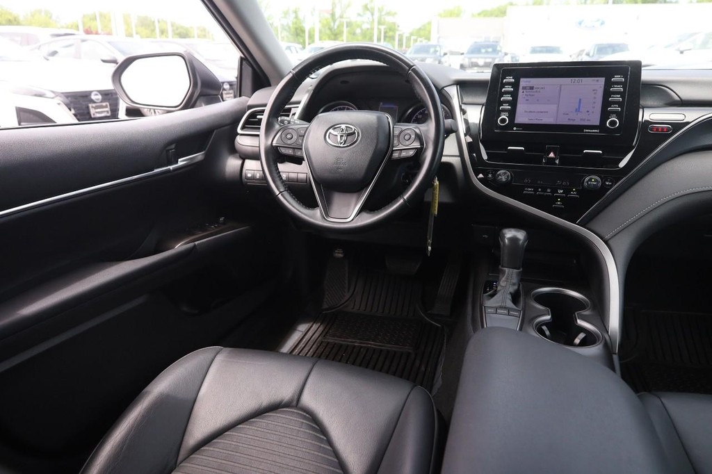 Toyota Camry Vehicle Full-screen Gallery Image 21
