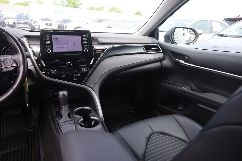 Toyota Camry Vehicle Full-screen Gallery Image 24