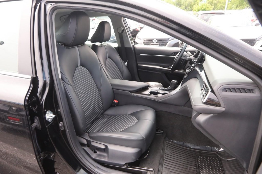 Toyota Camry Vehicle Full-screen Gallery Image 25