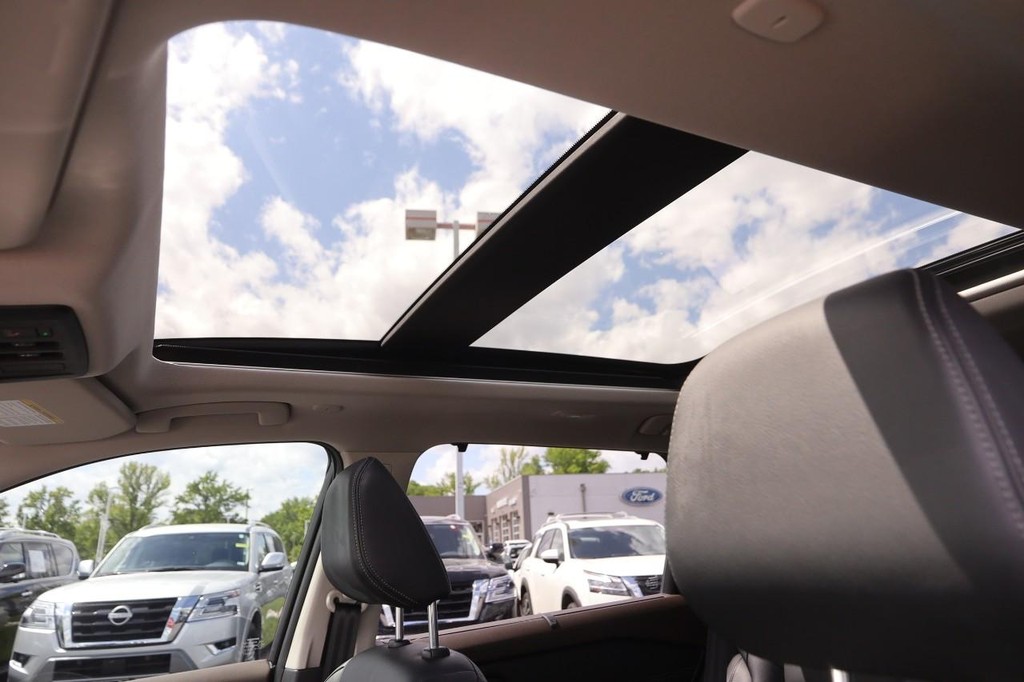Nissan Rogue Vehicle Image 09