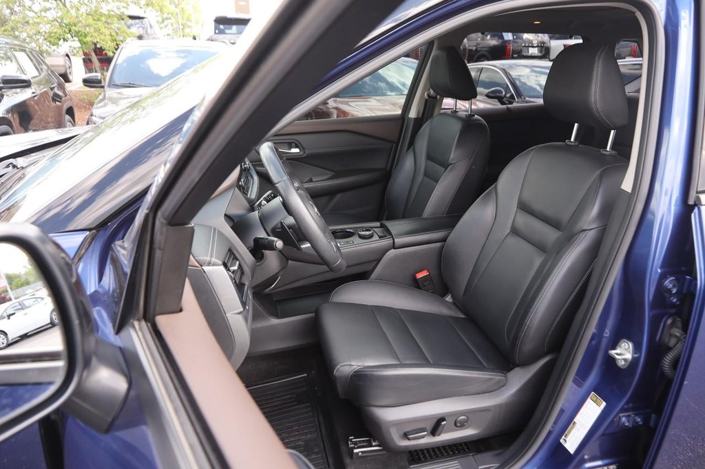 Nissan Rogue Vehicle Image 10