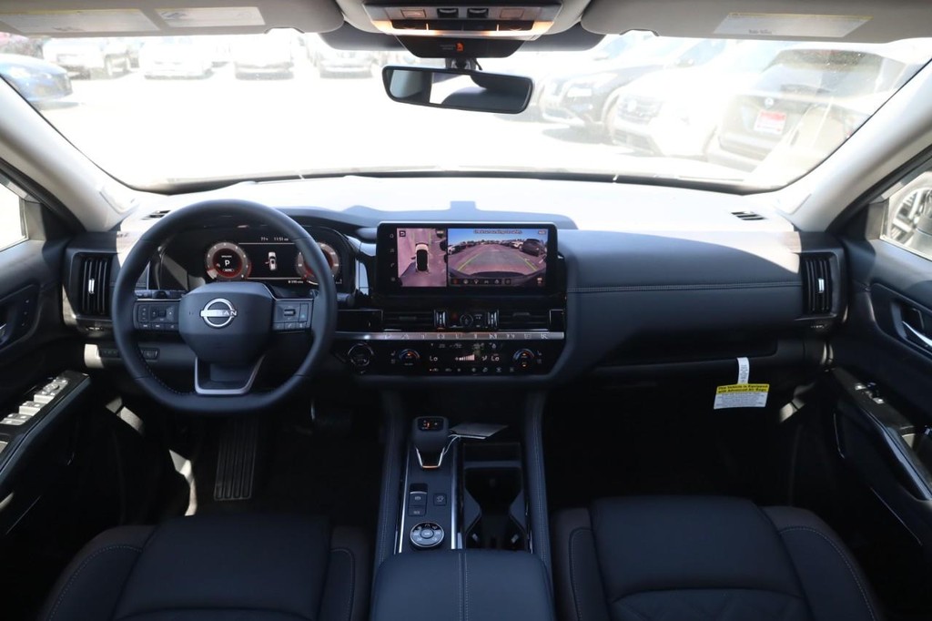 Nissan Pathfinder Vehicle Full-screen Gallery Image 7