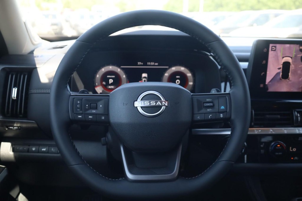 Nissan Pathfinder Vehicle Full-screen Gallery Image 8