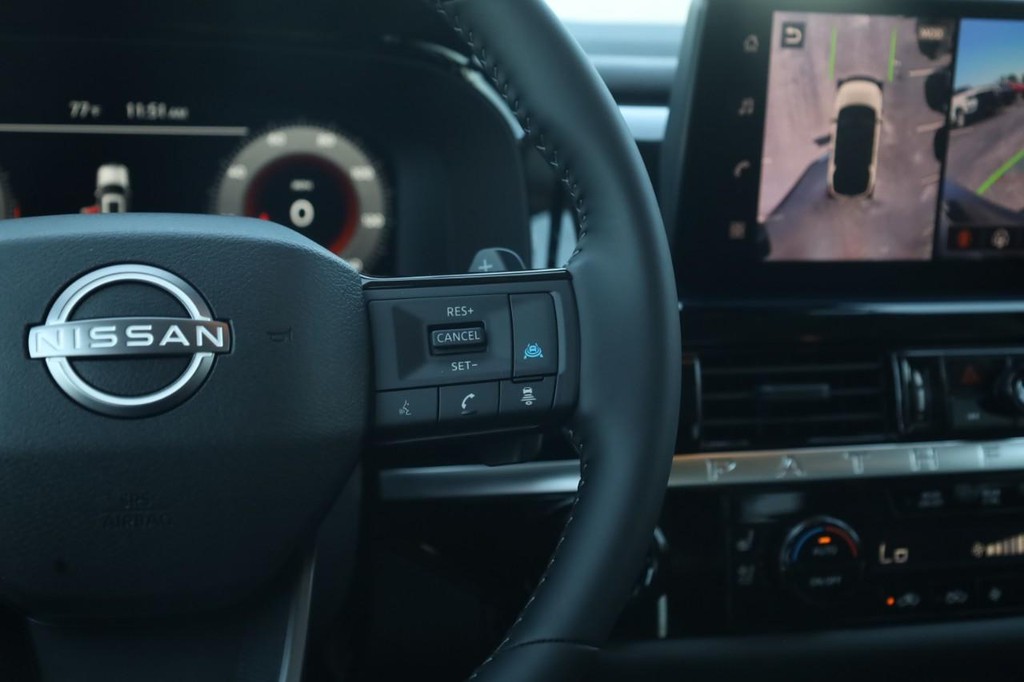 Nissan Pathfinder Vehicle Full-screen Gallery Image 9
