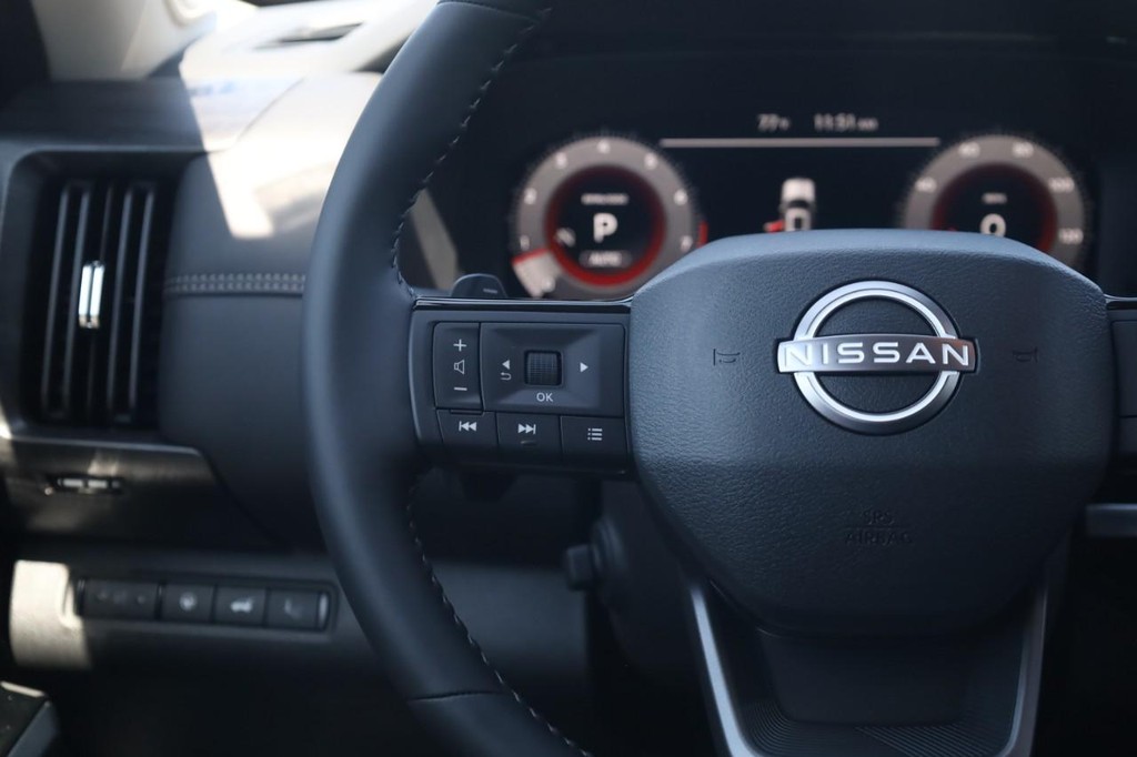 Nissan Pathfinder Vehicle Full-screen Gallery Image 10