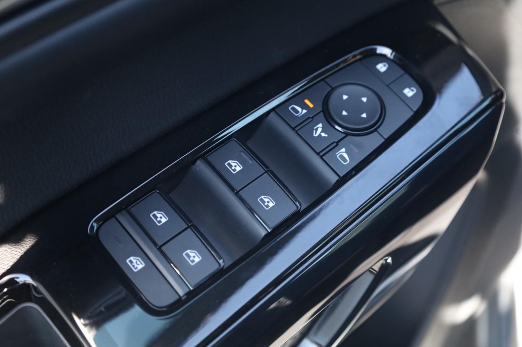 Nissan Pathfinder Vehicle Full-screen Gallery Image 11