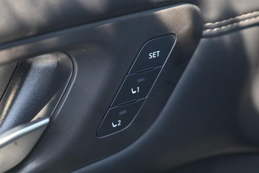 Nissan Pathfinder Vehicle Full-screen Gallery Image 12