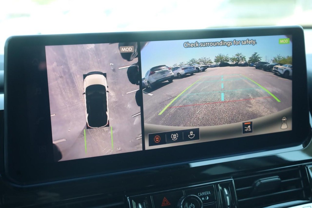 Nissan Pathfinder Vehicle Full-screen Gallery Image 16