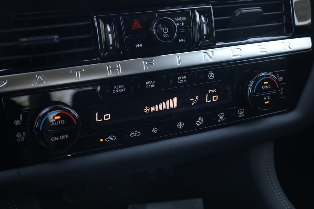 Nissan Pathfinder Vehicle Full-screen Gallery Image 17