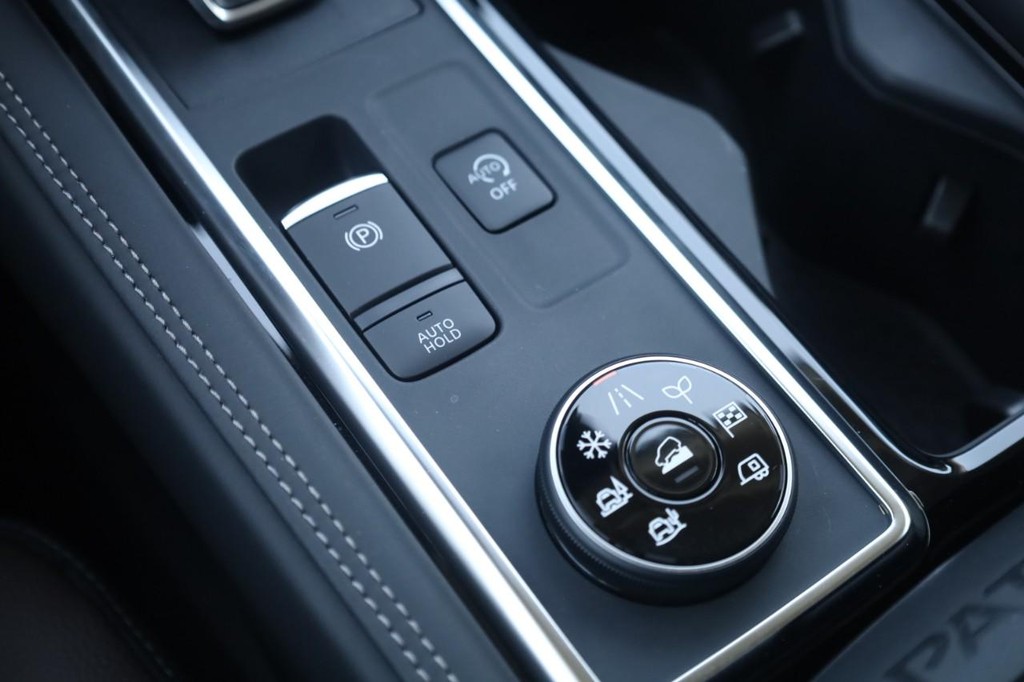 Nissan Pathfinder Vehicle Full-screen Gallery Image 19