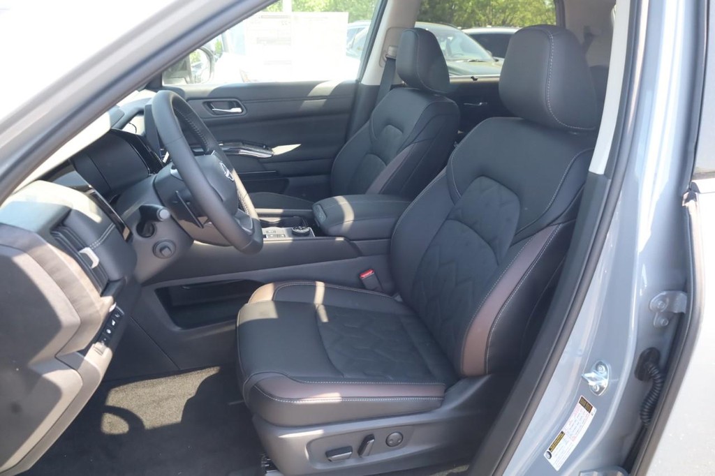 Nissan Pathfinder Vehicle Full-screen Gallery Image 21