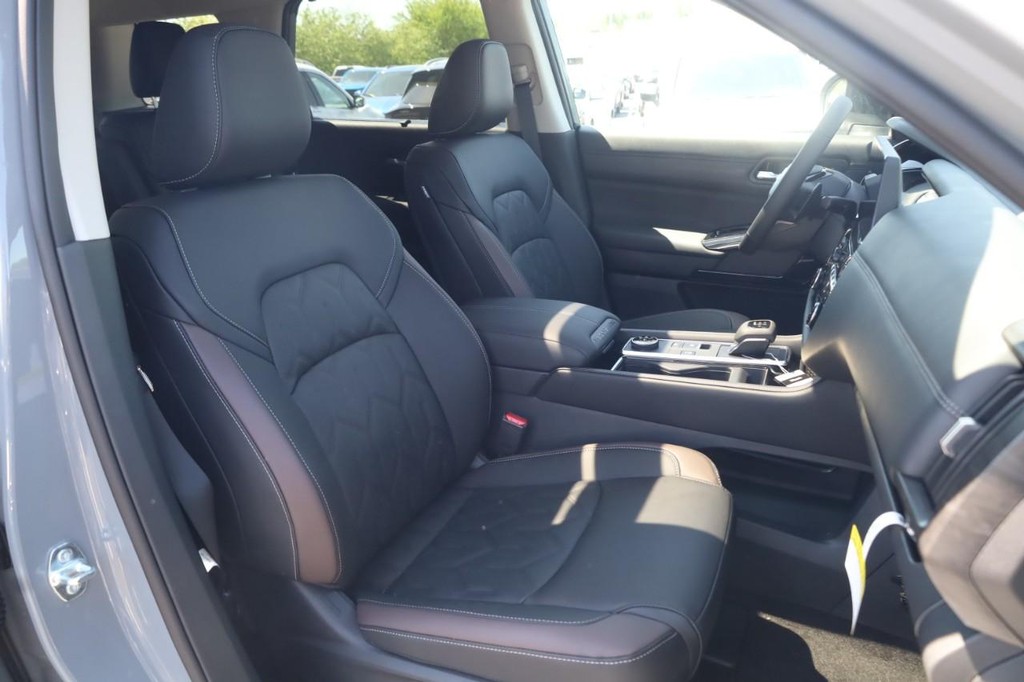 Nissan Pathfinder Vehicle Full-screen Gallery Image 22