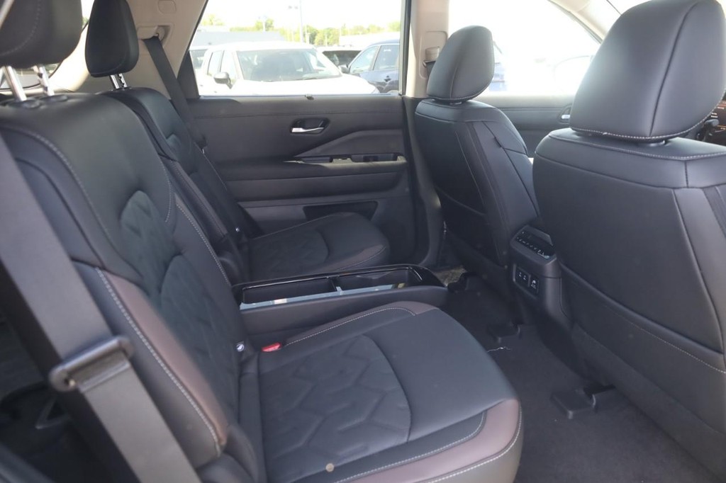 Nissan Pathfinder Vehicle Full-screen Gallery Image 23