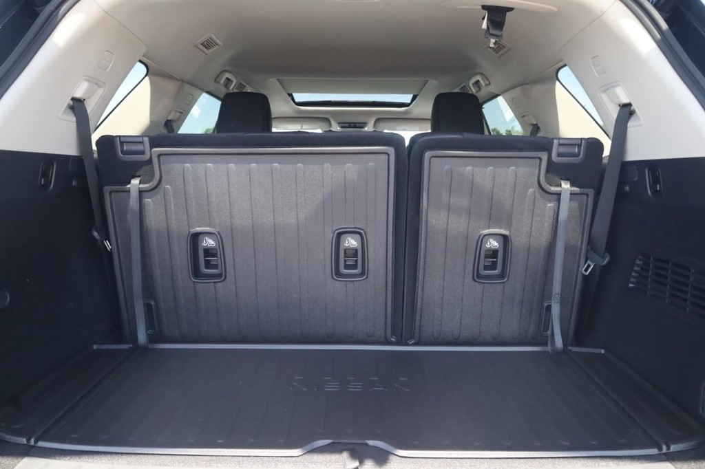 Nissan Pathfinder Vehicle Full-screen Gallery Image 25