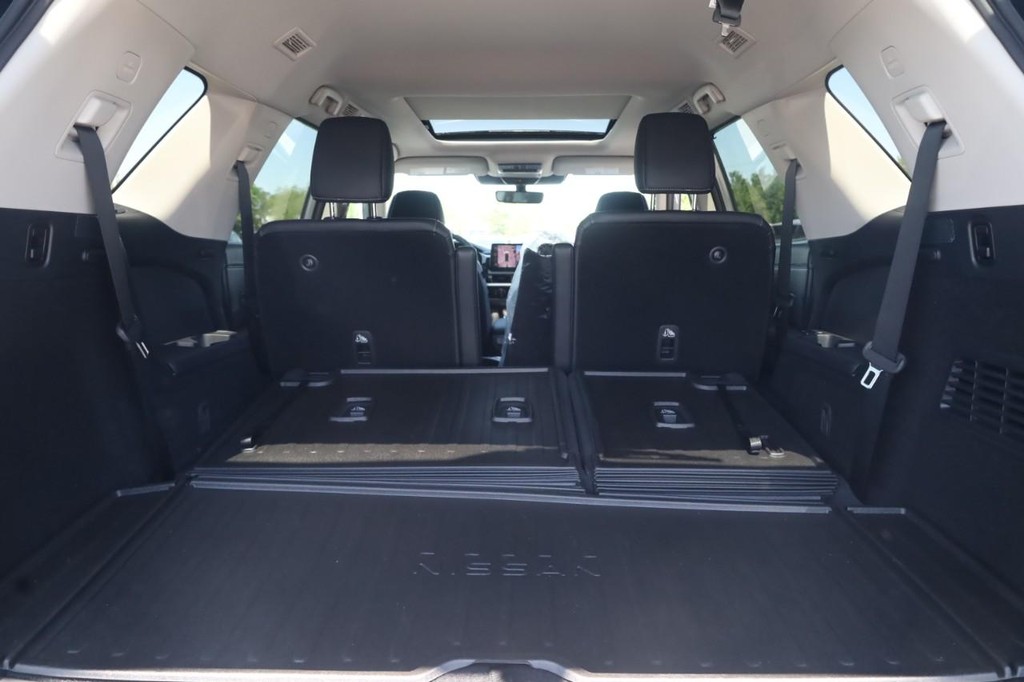 Nissan Pathfinder Vehicle Full-screen Gallery Image 26