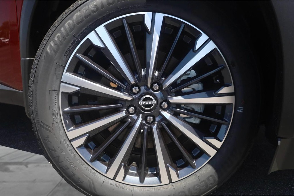 Nissan Pathfinder Vehicle Full-screen Gallery Image 3