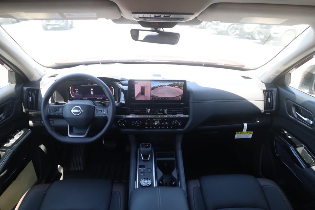 Nissan Pathfinder Vehicle Full-screen Gallery Image 7