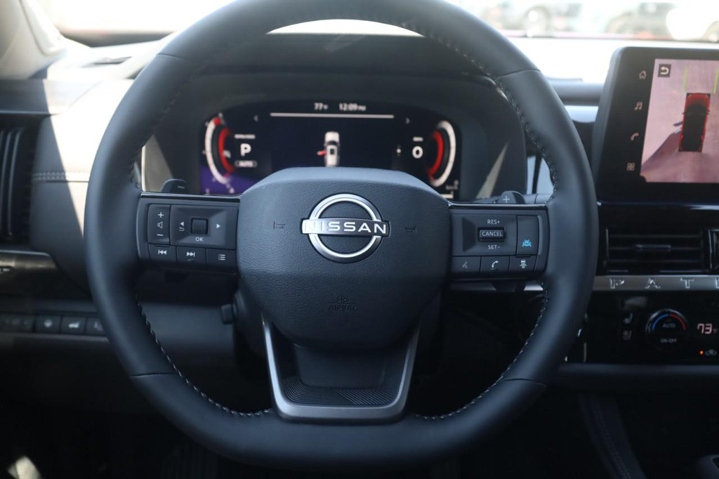 Nissan Pathfinder Vehicle Full-screen Gallery Image 8