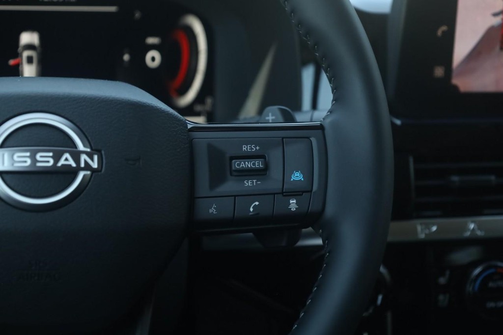 Nissan Pathfinder Vehicle Full-screen Gallery Image 9