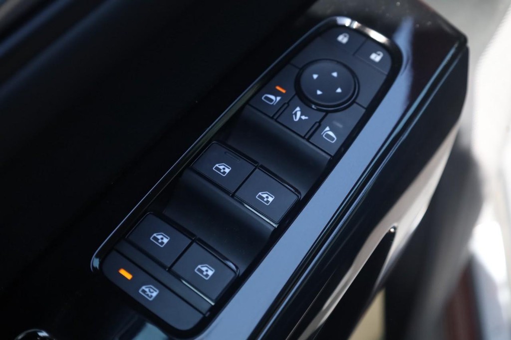 Nissan Pathfinder Vehicle Full-screen Gallery Image 11