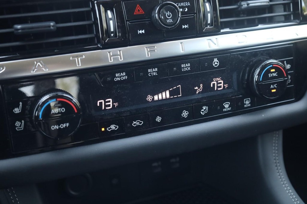 Nissan Pathfinder Vehicle Full-screen Gallery Image 16