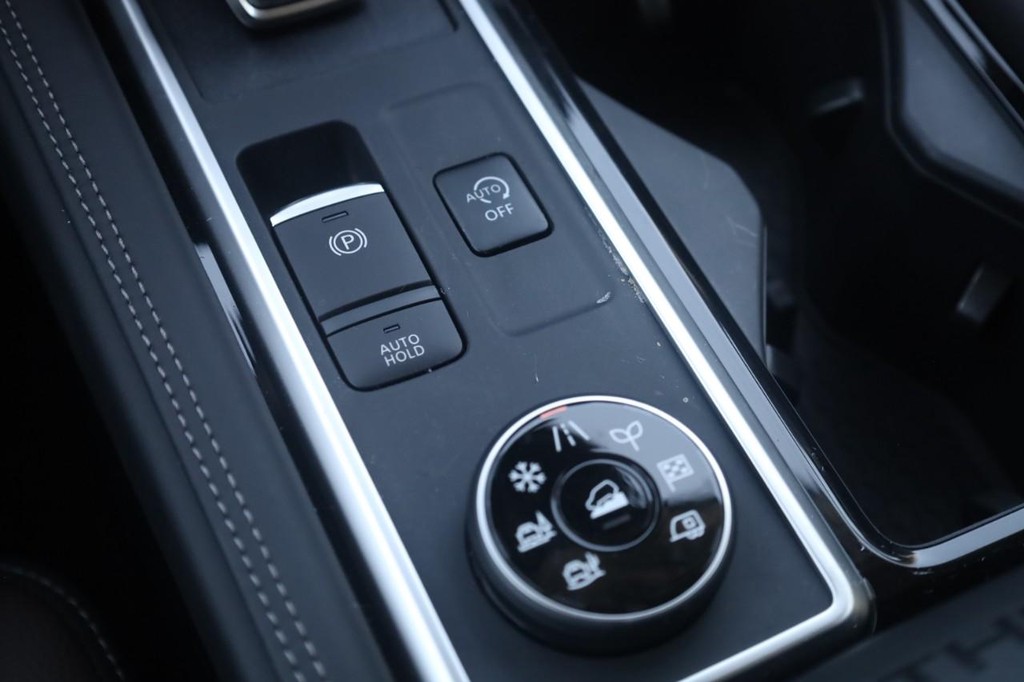 Nissan Pathfinder Vehicle Full-screen Gallery Image 18