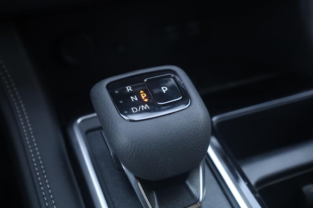 Nissan Pathfinder Vehicle Full-screen Gallery Image 19