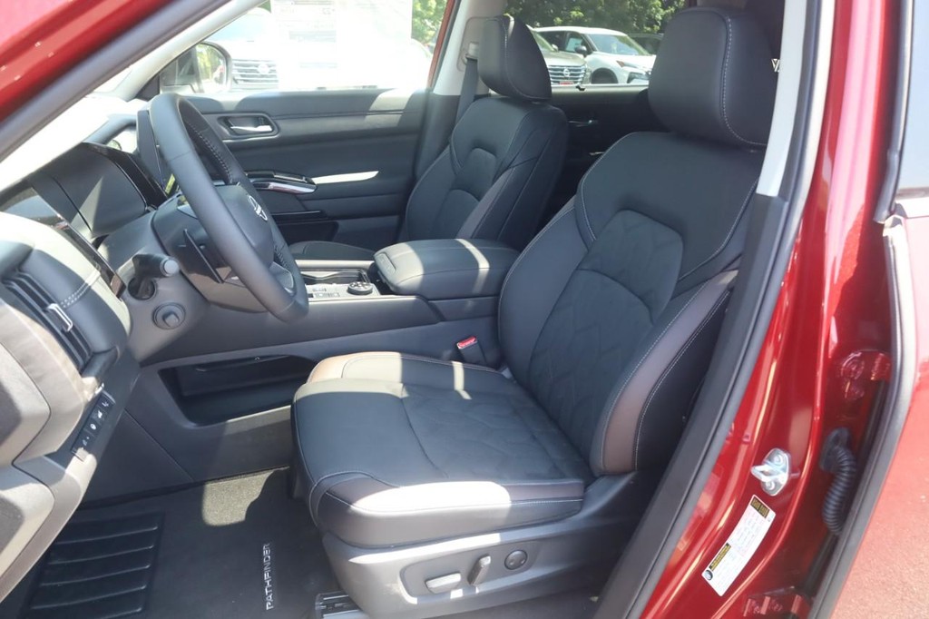 Nissan Pathfinder Vehicle Full-screen Gallery Image 20