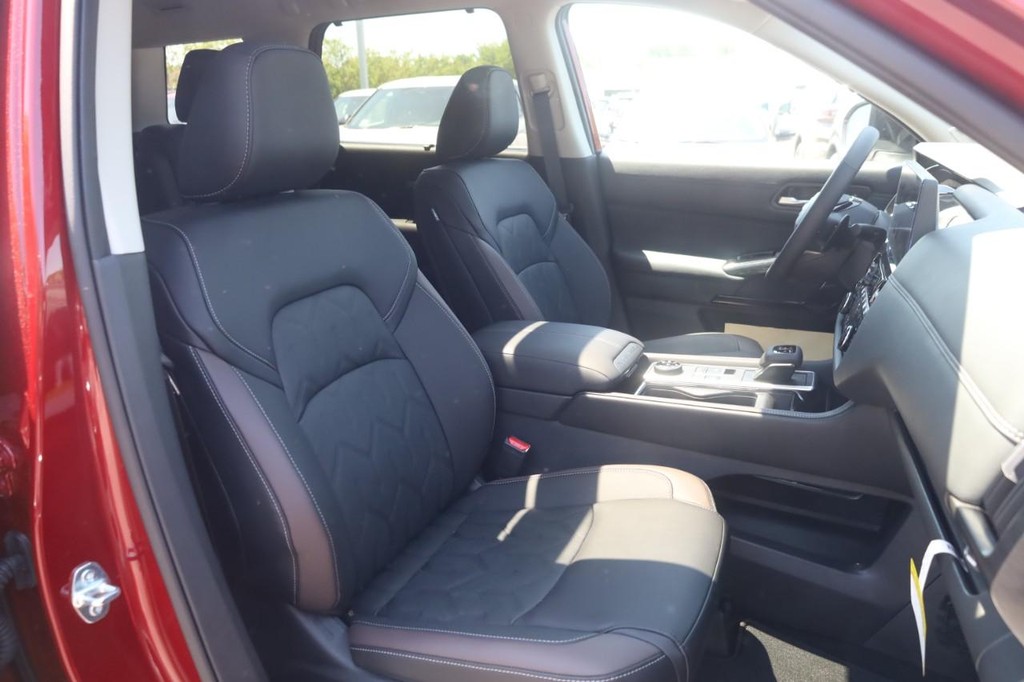 Nissan Pathfinder Vehicle Full-screen Gallery Image 21