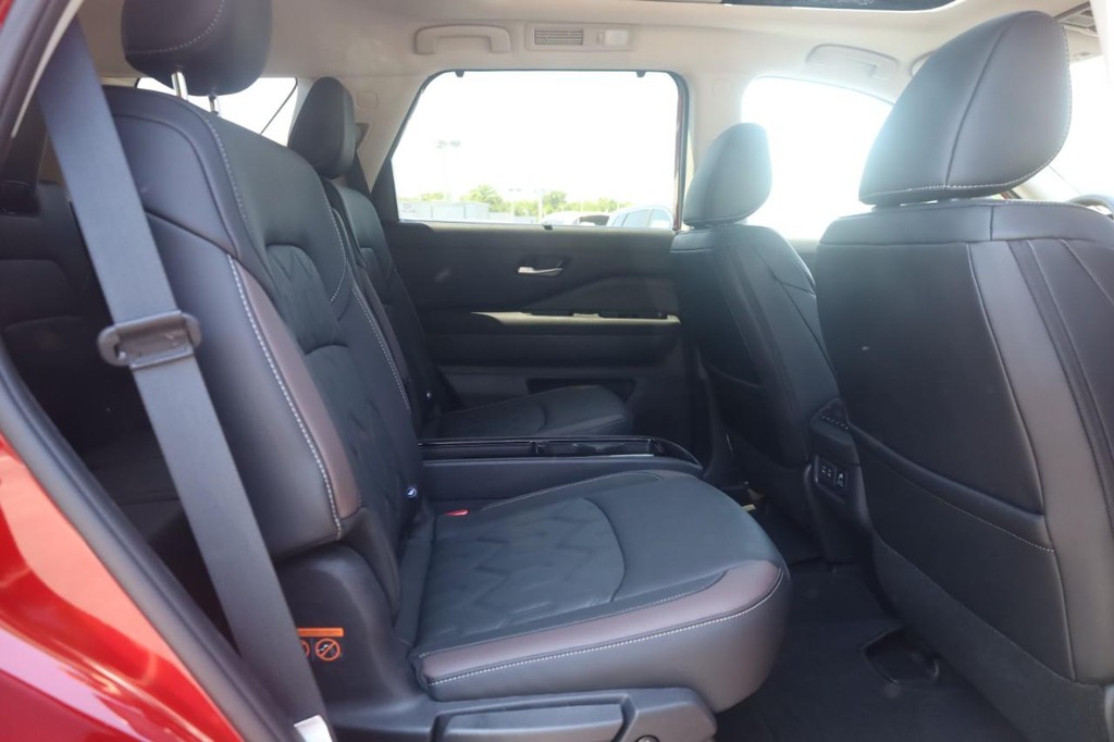 Nissan Pathfinder Vehicle Full-screen Gallery Image 22