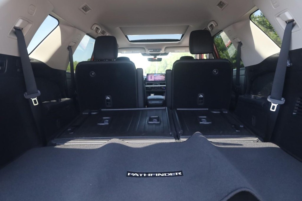 Nissan Pathfinder Vehicle Full-screen Gallery Image 25