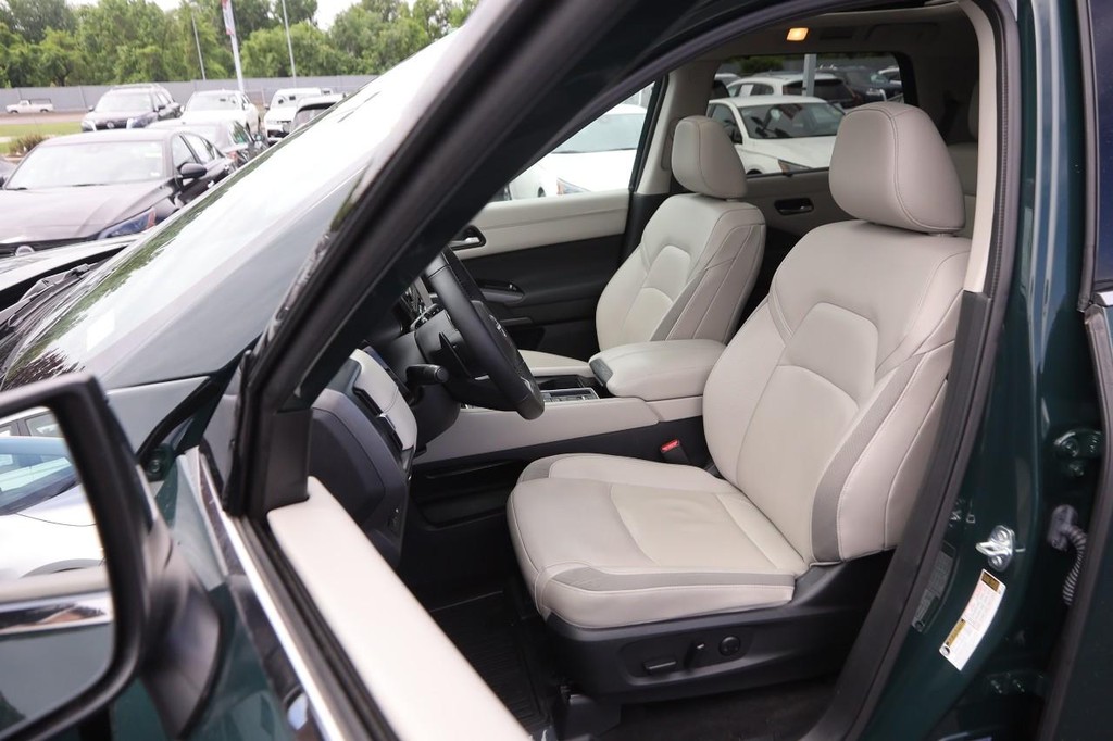 Nissan Pathfinder Vehicle Image 09