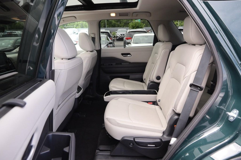 Nissan Pathfinder Vehicle Image 10