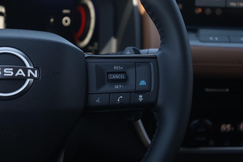 Nissan Rogue Vehicle Image 09
