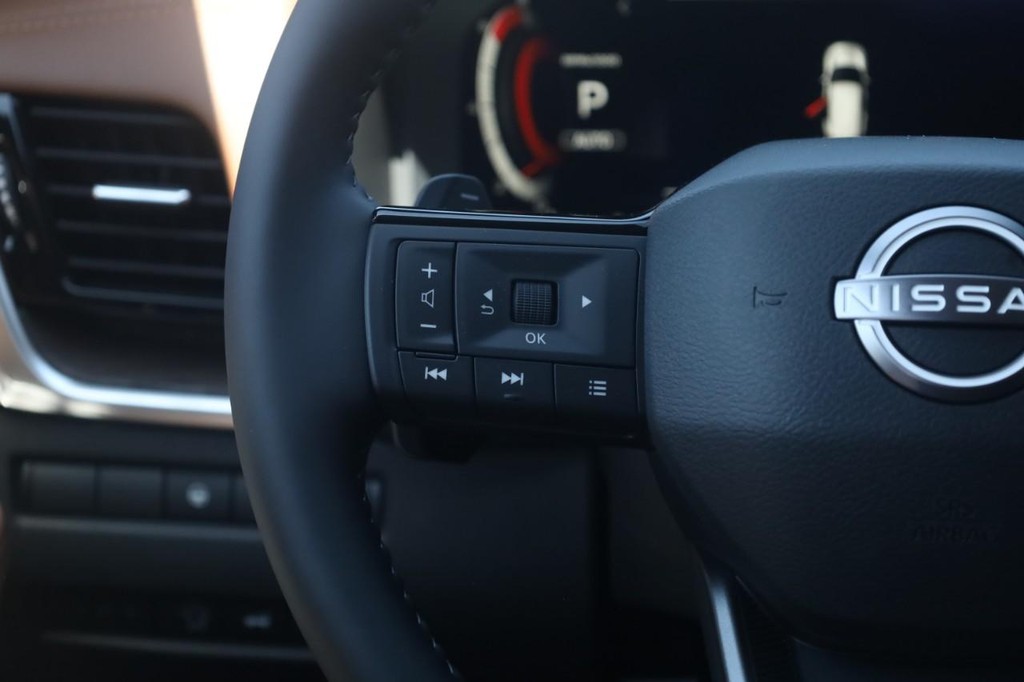 Nissan Rogue Vehicle Image 10