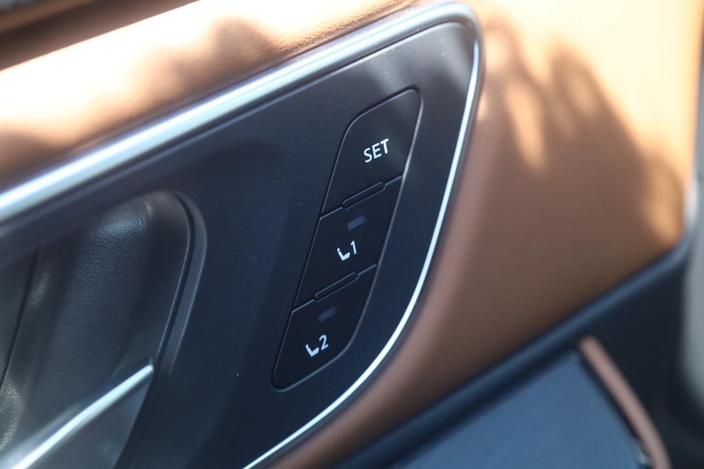 Nissan Rogue Vehicle Image 12