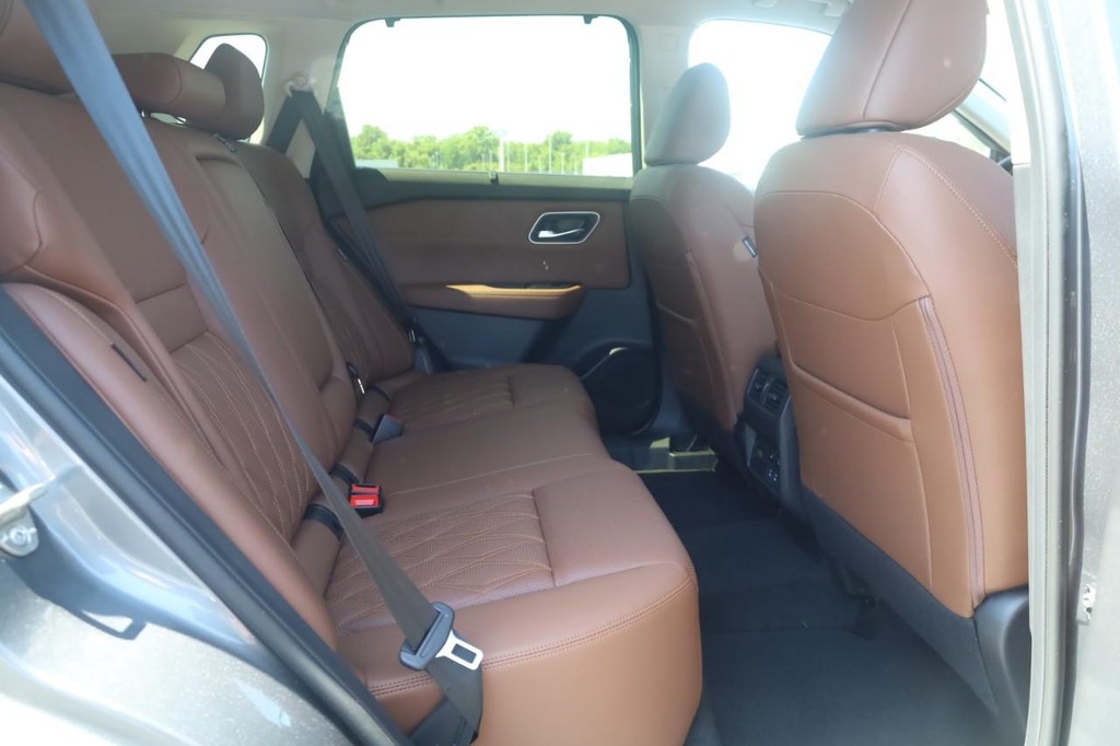 Nissan Rogue Vehicle Image 23