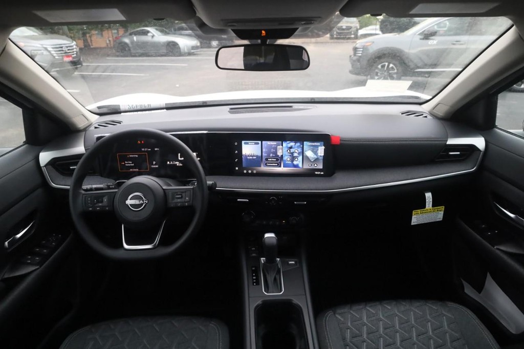 Nissan Kicks Vehicle Image 07