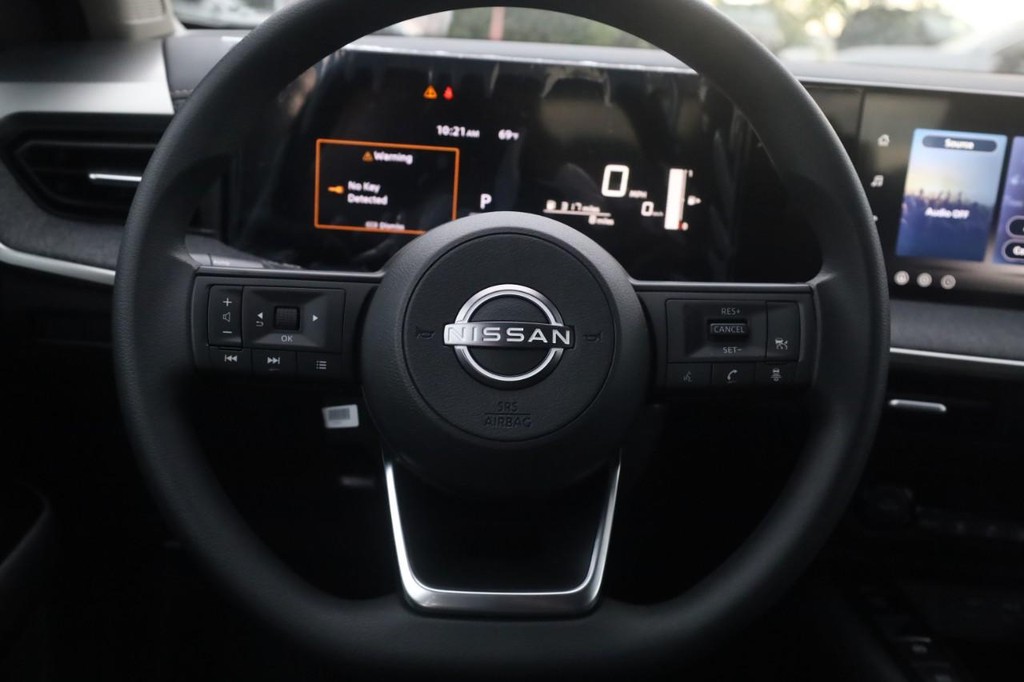 Nissan Kicks Vehicle Image 08