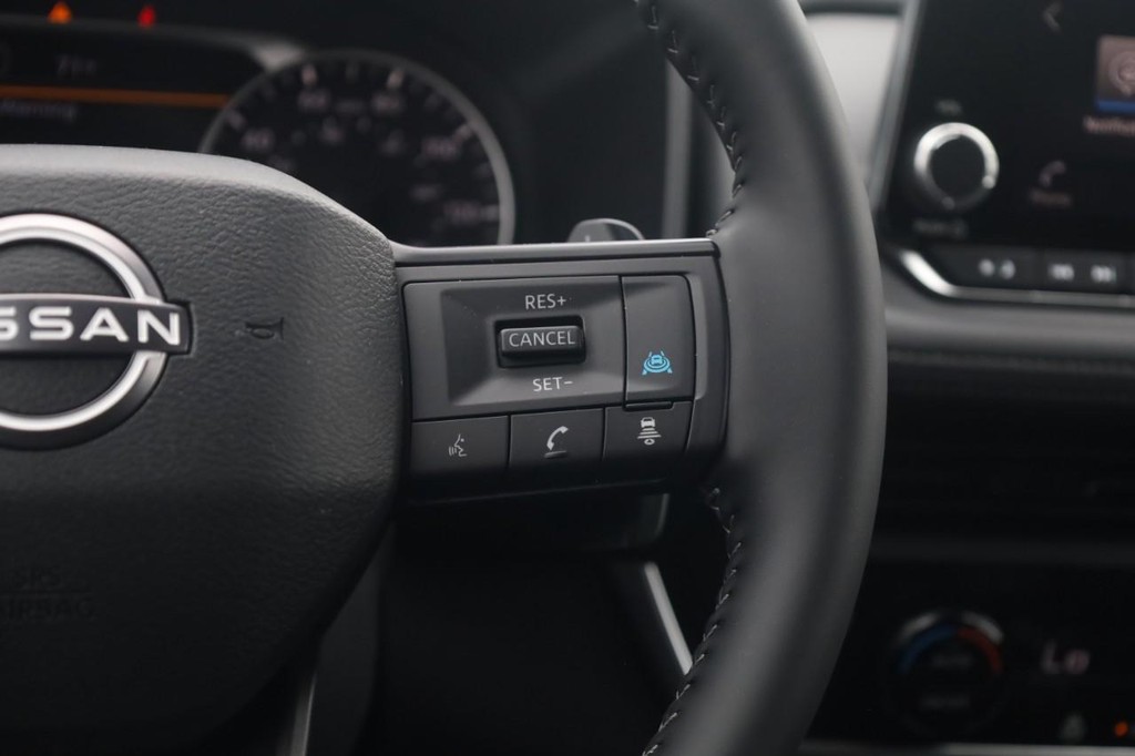 Nissan Rogue Vehicle Image 09