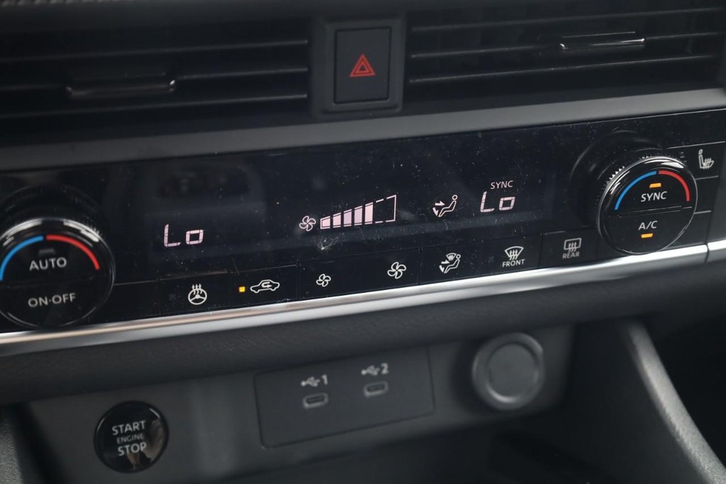 Nissan Rogue Vehicle Image 16
