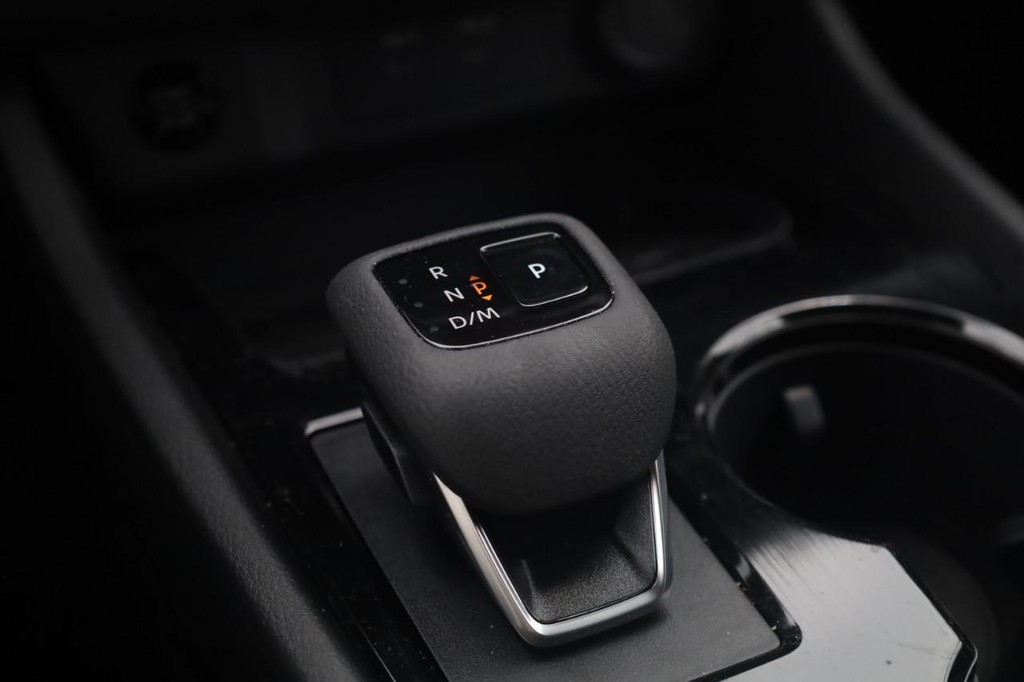 Nissan Rogue Vehicle Image 19