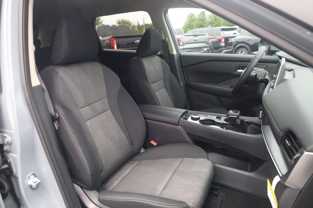 Nissan Rogue Vehicle Image 21