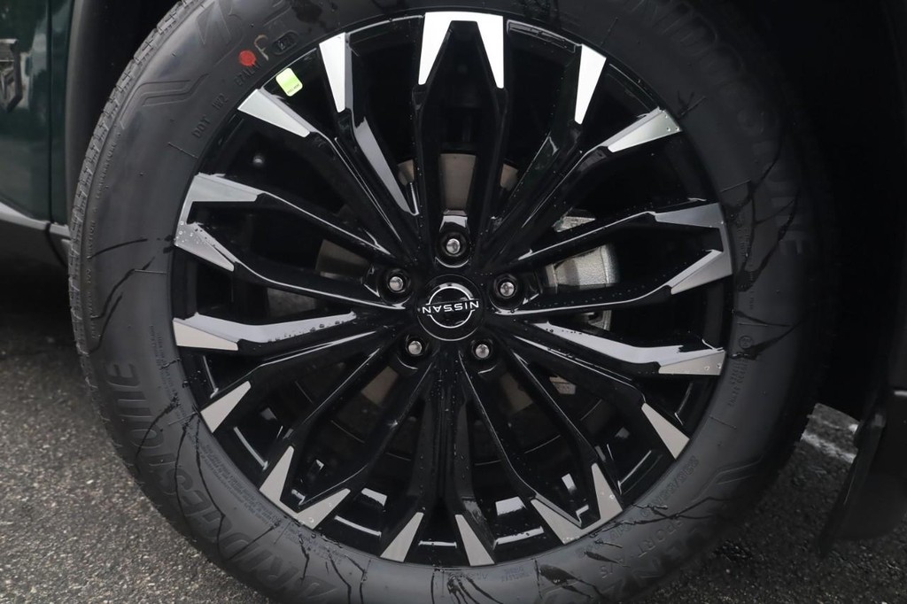 Nissan Rogue Vehicle Image 02